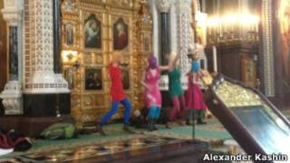 Панк-группа Pussy Riot выступает в Храме Христа Спасителя в Москве