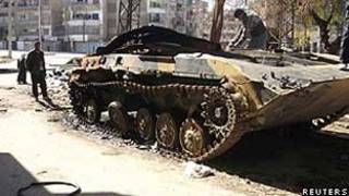 Veículo blindado danificado das forças do governo sírio no bairro de al-Khalidya, em Homs (Reuters)