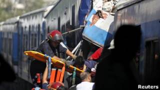 Paramédicos resgatam passageiro de acidente ocorrido em Buenos Aires nesta quarta (Foto: Reuters)
