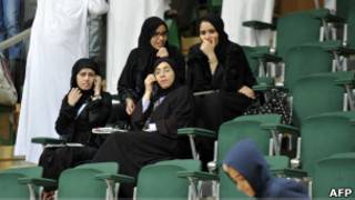 صحفيات سعوديات في مباراة كرة يد في جدة
