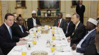 David Cameron oo qauraac la cunay madaxda Soomaalida