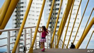 Niña observa la construcción del nuevo estadio en Cuiaba, Mato Grosso