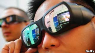 Visitantes de feira de tecnologia experimentam óculos de 3D