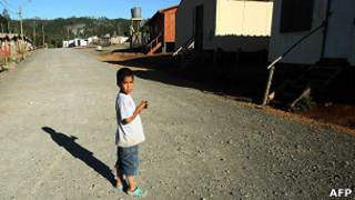 Niño en campamento de viviendas provisionales