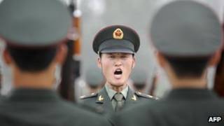 中国解放军仪仗队士兵在北京操练中(21/7/2011)
