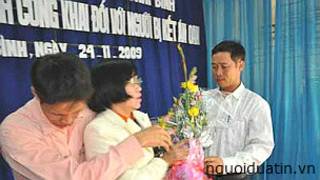 Bà Phùng Thị Thu nhận hoa trong buổi lễ "công khai" xin lỗi bà hồi năm 2009