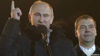 Ông Vladimir Putin và Tổng thống Dmitry Medvedev tại buổi tụ họp sau bầu cử