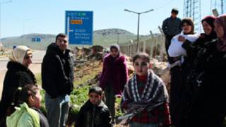 Refugiados sírios fogem de Homs (Foto: BBC)
