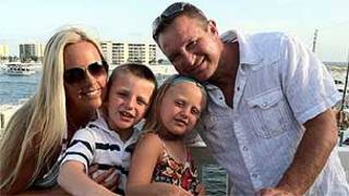 Stephanie Decker, os filhos Dominic e Reese, e o marido, Joe Decker (Foto: Acervo da Família)