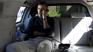 presidente Barack Obama habla por teléfono con Hamid Karzai