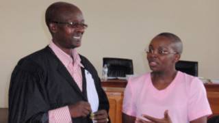 Ingabire Vicotoire (iburyo) n'uwumwunganire Mre Gatera Gashabana (i bumoso)