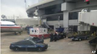 Foto tirada por passageiro mostra carros de polícia e ambulância ao lado do avião da American Airlines