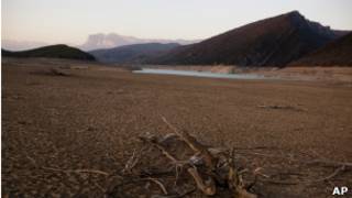 Reservatório de água seco em Huesca, na Espanha. | Foto: AP