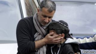 والد احد التلاميذ يواسي ابنه
