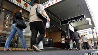 Pedestres caminham em frente à cafeteria onde o brasileiro teria sido dominado pela polícia em Sydney (Reuters/Tim Wimborne)