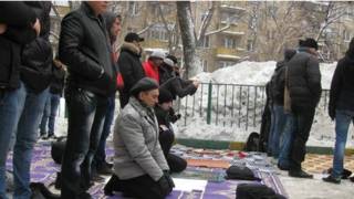 Người Hồi giáo cầu nguyện ngoài trời tại Moscow