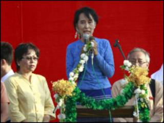ကော့မှူးမြို့မှာ ဒေါ်အောင်ဆန်းစုကြည် မဲဆွယ်ဟောပြော