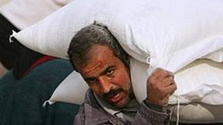رجل يحمل مساعدات غذائية