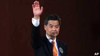 梁振英