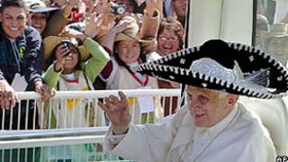 Bento 16 usa um chapeu mexicano ao chegar para a missa no parque de Silao (AP)