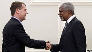 Dmitry Medvedev recebe Kofi Annan em Moscou (AFP)