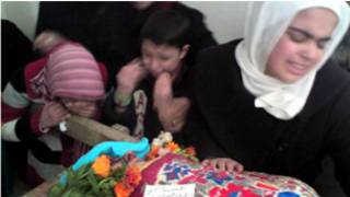 سوري وګړي د حمص په بمبارۍ کې پر وژل شوي ژاړي.