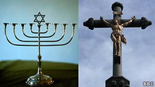 Menorah y crucifijo