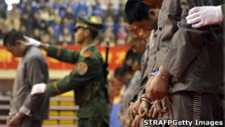 Policial chinês com prisioneiros condenados à morte (foto de arquivo)