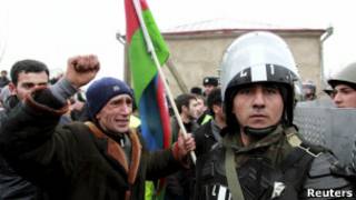Протестующий и полицейский в городе Губа