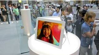 Khách hàng xếp hàng mua iPad 3