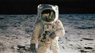 Buzz Aldrin posa tras su primera caminata lunar