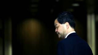 當選翌日,梁振英更主動拜會中聯辦達個半小時,引發公眾廣泛憂慮。