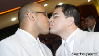 O pastor Marcos Gladstone (à dir.) beija seu parceiro, Fábio Inácio, durante seu casamento / Foto: Arquivo pessoal