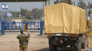 Цистерна с водометом на фоне пограничного пункта Кунейтра