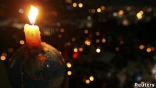 Cidadãos acendem velas em Amã, na Jordânia, durante a Hora do Planeta. | Foto: Reuters