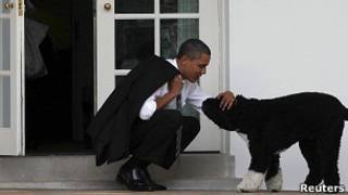 Barack Obama con su perro Bo fuera de la Oficina Oval