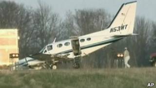 Anciana aterriza avion