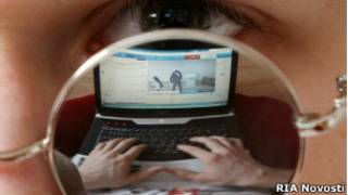 Житель Казани смотрит на ноутбуке веб-трансляцию президентских выборов 4 марта 20102 года
