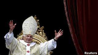 Papa Bento 16 discursa no Vaticano