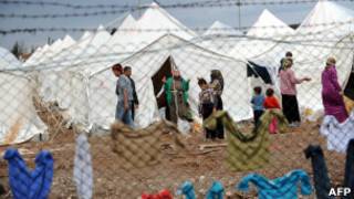 Refugiados sírios no lado turco da fronteira. AFP
