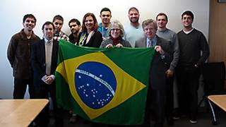 Grupo de estudantes brasileiros na Catholic University of America (CUA), em Washington D.C.