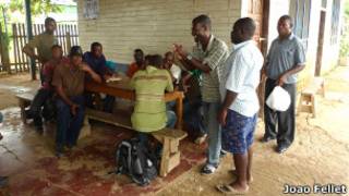 Haitianos esperam para cruzar fronteira brasileira. João Fellet/BBC