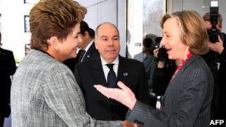 DIlma cumprimenta a presidente do MIT, Susan Hockfield. | Foto: AFP