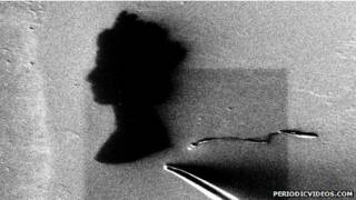 Imagem microscópica da rainha gravada em um diamante (Periodicvideos.com)
