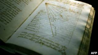 Livro pertencente à Biblioteca do Vaticano, em foto de arquivo (AFP)