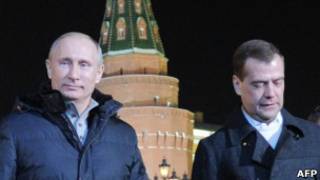 Путин и Медведев на фоне Кремля