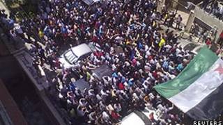 Manifestantes protestam contra o presidente sírio, Bashar al-Assad, depois das orações de sexta-feiram, em Homs (Reuters)