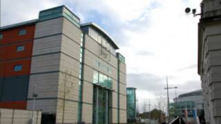 Corte de Magistrados de Belfast (Albert Brdige - geograph.org.uk)