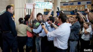 ناشطون مؤيدون للفلسطينيين في مطار بن غوريون