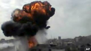 Imagem de vídeo amador mostra bombardeio em Homs. | Foto: AP